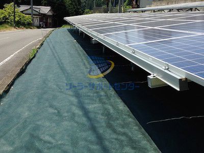防草シートを敷設した太陽光発電所