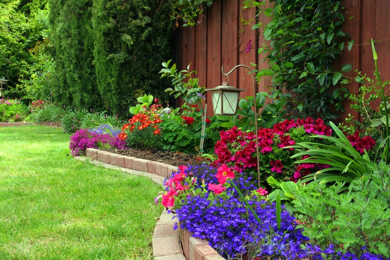 フェンスや小物を利用しておしゃれな雰囲気の花壇