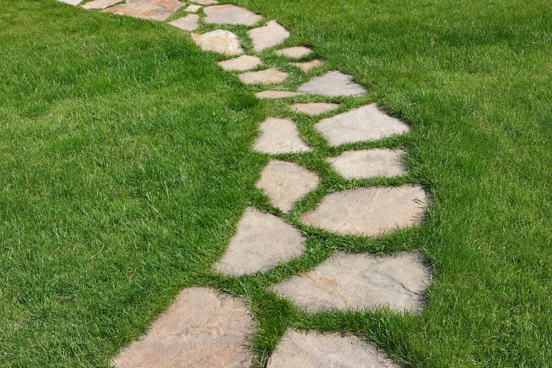 お庭の芝生と敷石の組み合わせ