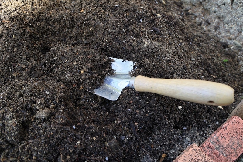 土に堆肥や肥料を混ぜて土づくりをする