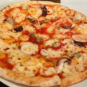 ピザ窯で焼いた美味しいピザ