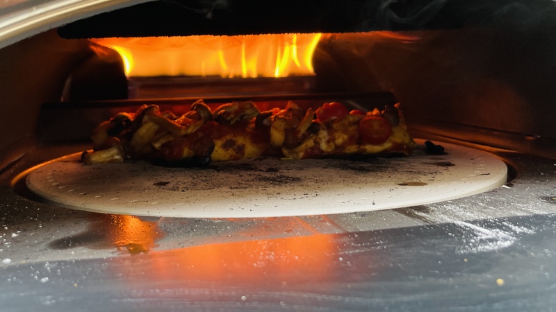 ピザ窯でピザが焼ける様子