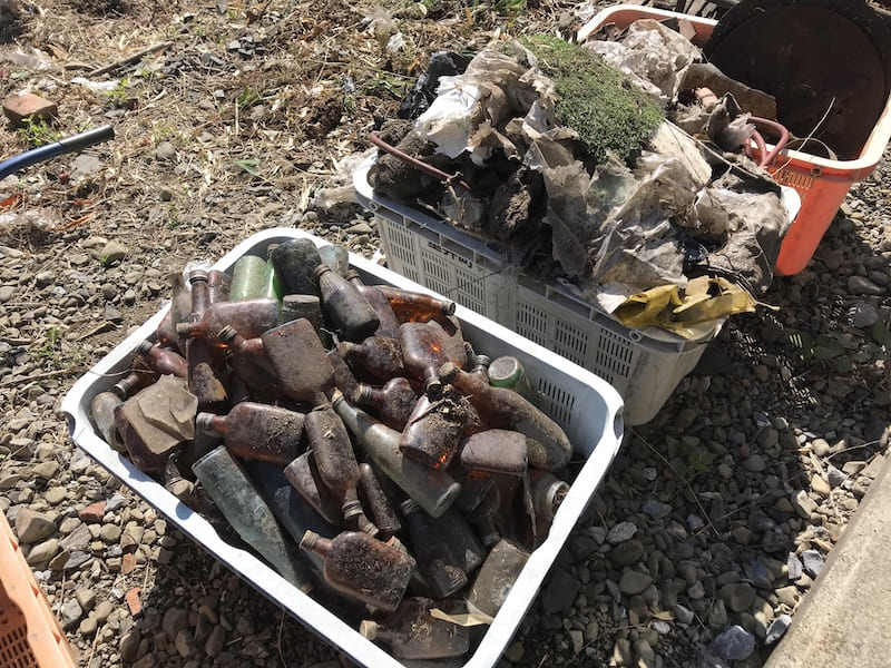 空き地に不法投棄されたゴミ